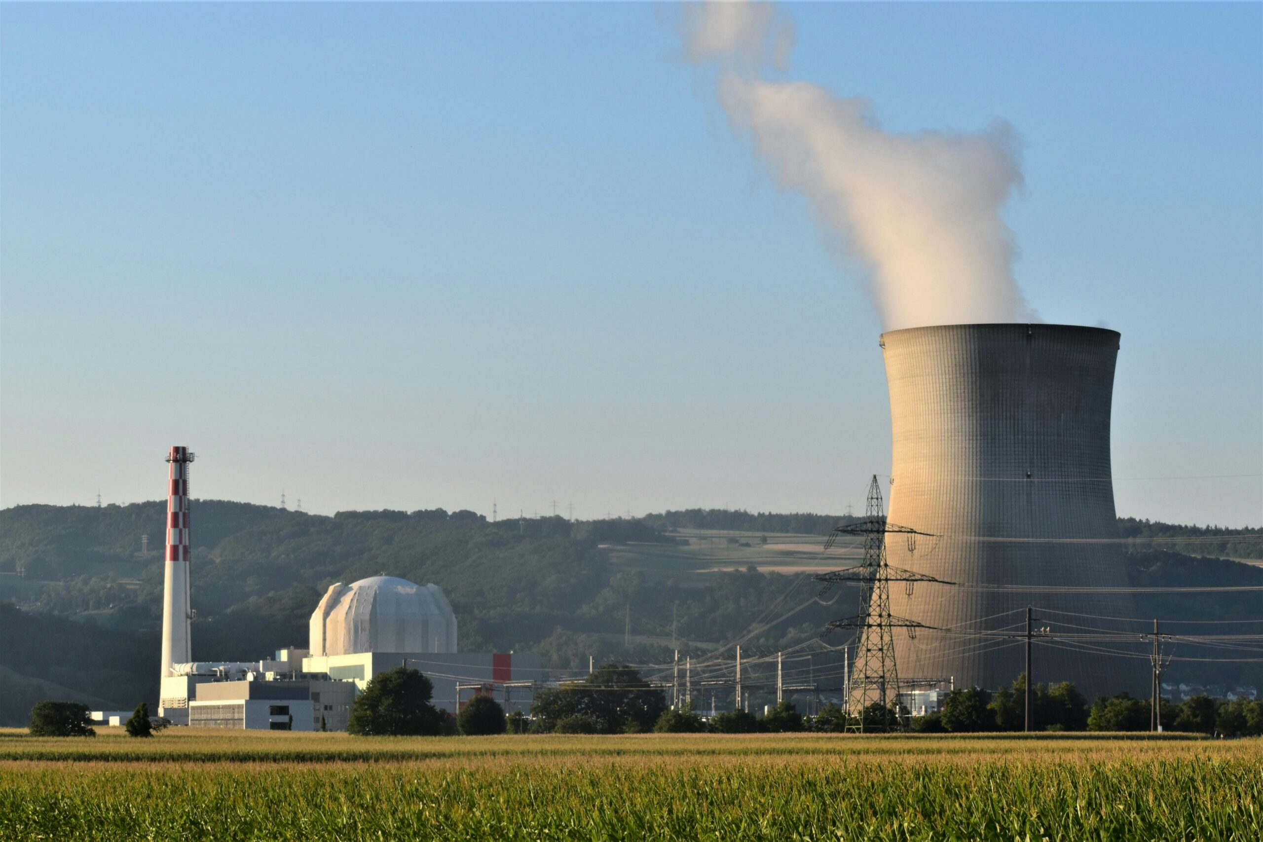 A picture of a nuclear power plant.